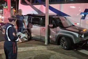 Ônibus bate em carro com mãe e bebê de 1 ano e veículo é arremessado contra poste no centro de Maringá