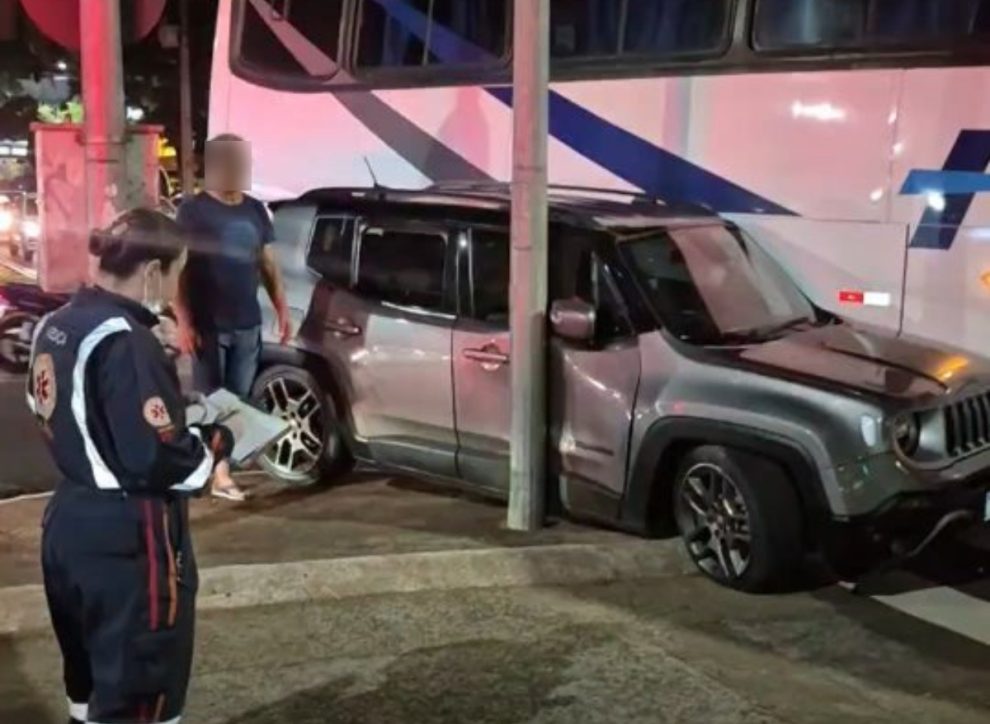 Ônibus bate em carro com mãe e bebê de 1 ano e veículo é arremessado contra poste no centro de Maringá
