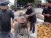 Personal chef que 'cozinha na rua' viraliza ao preparar macarronada em esquina movimentada de Maringá; vídeo
