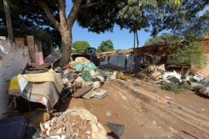 Prefeitura de Sarandi realiza limpeza e aplica multa em imóvel com acúmulo de lixo