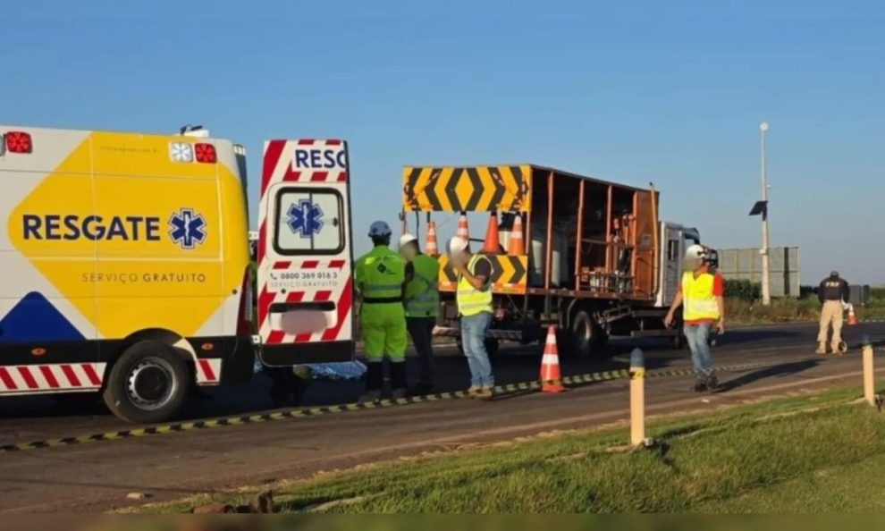 Trabalhador morre atropelado por caminhão durante obra em rodovia no Paraná