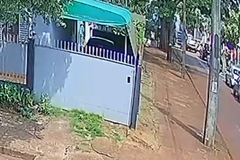 Veículo avança em linha férrea e é atingido por trem em Sarandi; VÍDEOS