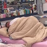 Vídeo mostra homem enforcando mulher em reality show por ciúmes