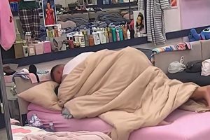 Vídeo mostra homem enforcando mulher em reality show por ciúmes