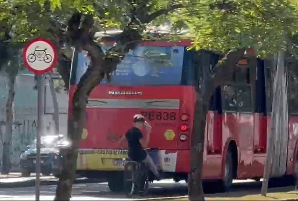 Vídeo mostra jovem pegando rabeira instante após acidente