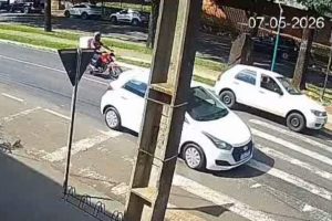 Após ser fechado por carro, motociclista sofre fratura na perna; vídeo flagra acidente em Maringá