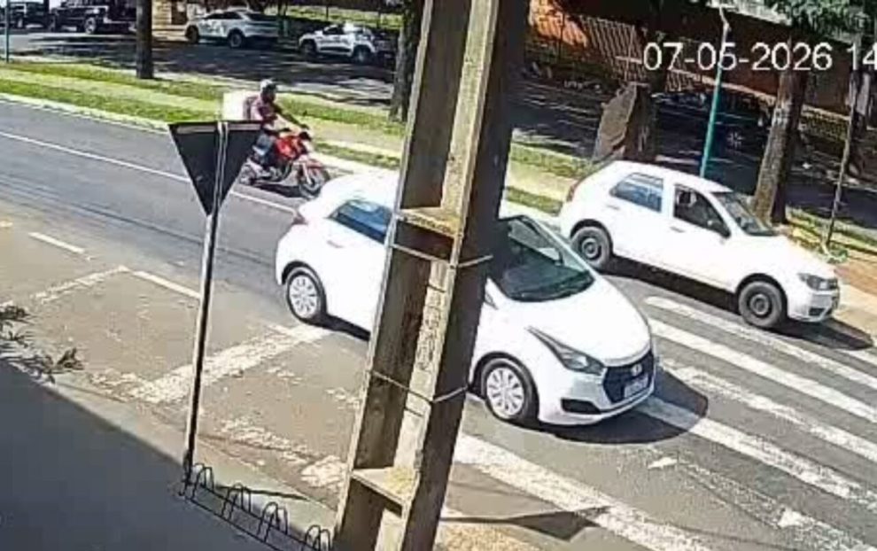 Após ser fechado por carro, motociclista sofre fratura na perna; vídeo flagra acidente em Maringá