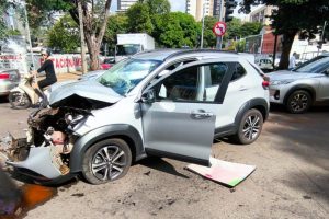 Batida forte entre carro e ônibus chama atenção em cruzamento movimentado de Maringá; vídeo