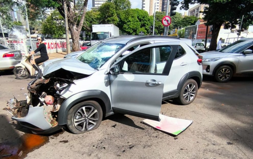 Batida forte entre carro e ônibus chama atenção em cruzamento movimentado de Maringá; vídeo