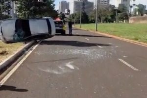 Batida violenta termina em capotamento e deixa feridos em Maringá