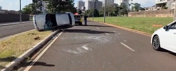 Batida violenta termina em capotamento e deixa feridos em Maringá