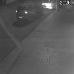 Câmera flagra motorista batendo em carro estacionado e fugindo após acidente em Maringá