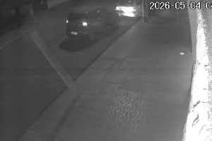 Câmera flagra motorista batendo em carro estacionado e fugindo após acidente em Maringá