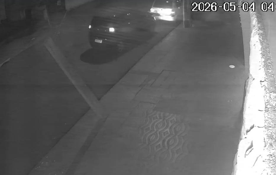 Câmera flagra motorista batendo em carro estacionado e fugindo após acidente em Maringá