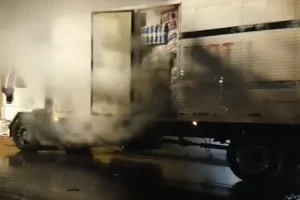 Caminhão pega fogo e motorista decide dirigir até os bombeiros no PR