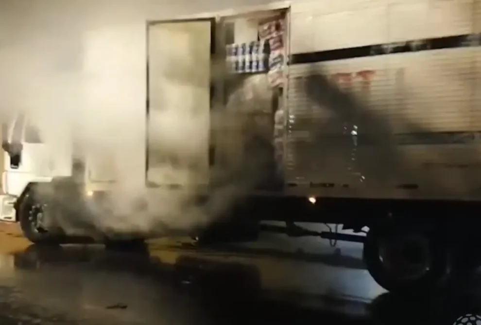 Caminhão pega fogo e motorista decide dirigir até os bombeiros no PR