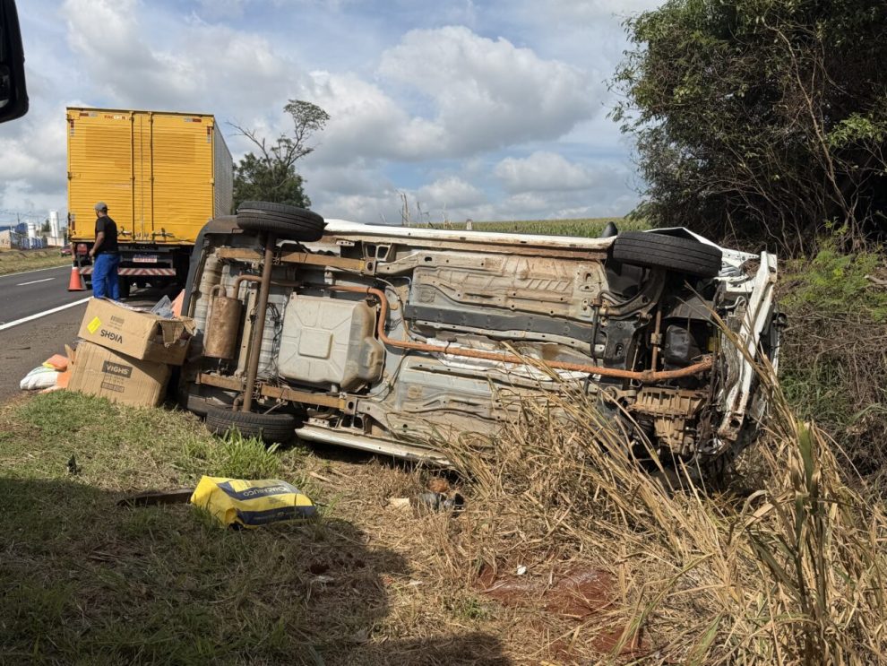 Carro capota em rodovia da região e grávida de 8 semanas é encaminhada ao HU de Maringá; vídeo