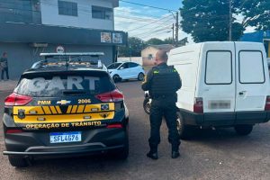 Carro com maior número de multas registradas em Maringá é apreendido