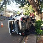 Carro tomba após forte batida em cruzamento movimentado da Zona 4, em Maringá