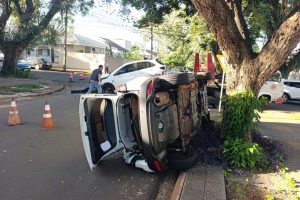 Carro tomba após forte batida em cruzamento movimentado da Zona 4, em Maringá