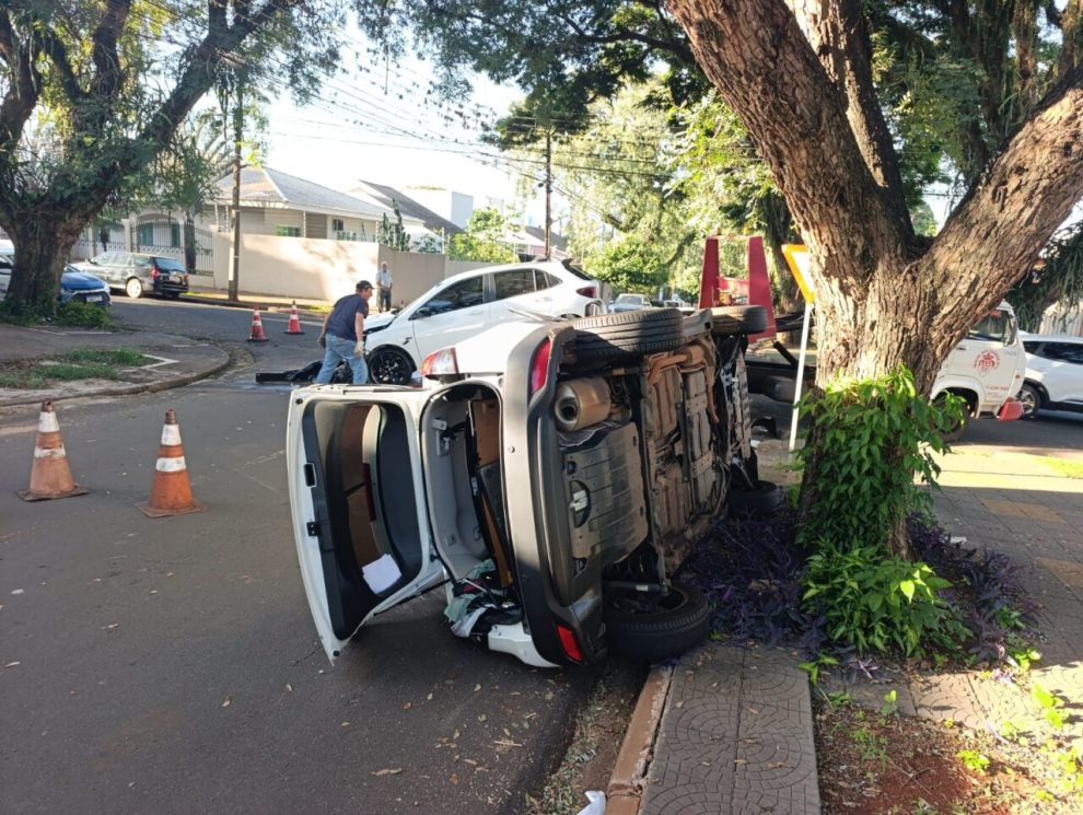 Carro tomba após forte batida em cruzamento movimentado da Zona 4, em Maringá