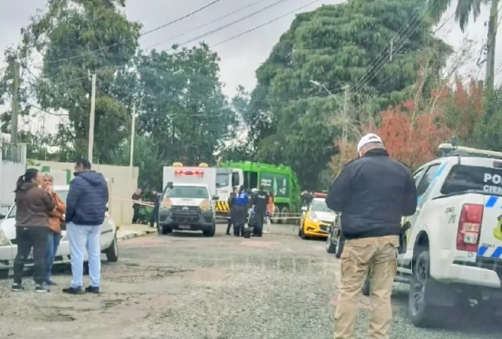 Coletor de lixo morre após ser prensado por caminhão em Curitiba