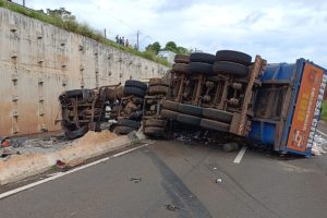 Contorno Norte de Maringá é interditado após caminhão tombar e causar congestionamento; vídeo