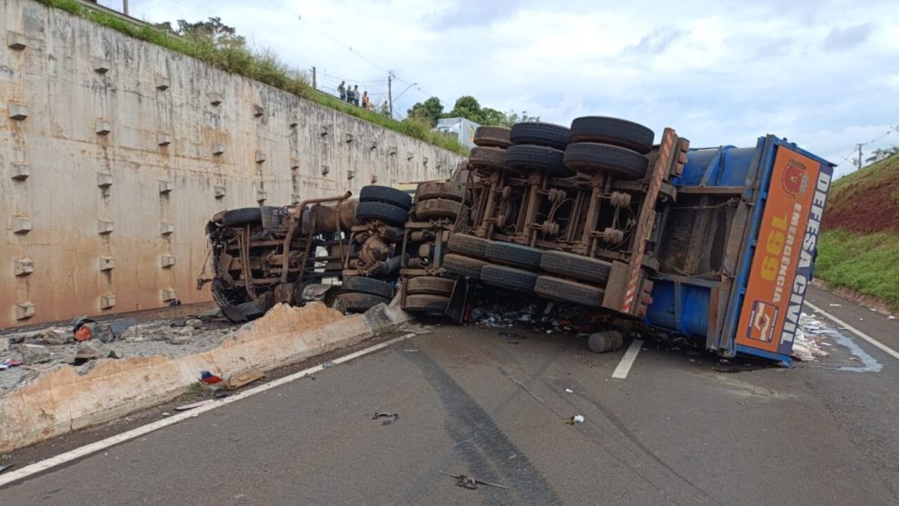 Contorno Norte de Maringá é interditado após caminhão tombar e causar congestionamento; vídeo