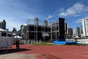 Estádio Willie Davids recebe megaestrutura para evento cristão neste sábado, 30; veja fotos