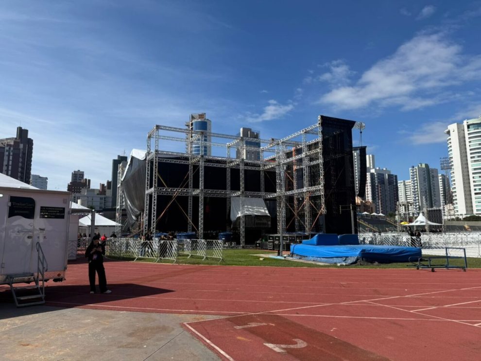Estádio Willie Davids recebe megaestrutura para evento cristão neste sábado, 30; veja fotos