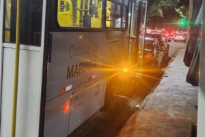 Grupo de estudantes ataca ônibus em Maringá, deixa passageiros feridos e causa pânico
