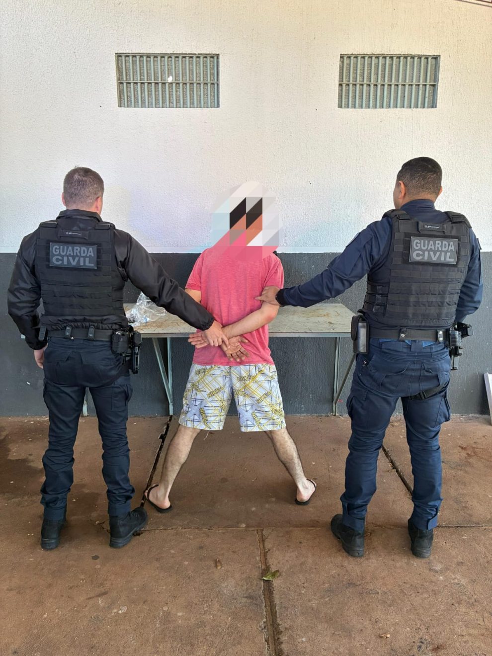 Homem é preso após agredir companheira em via pública em Maringá