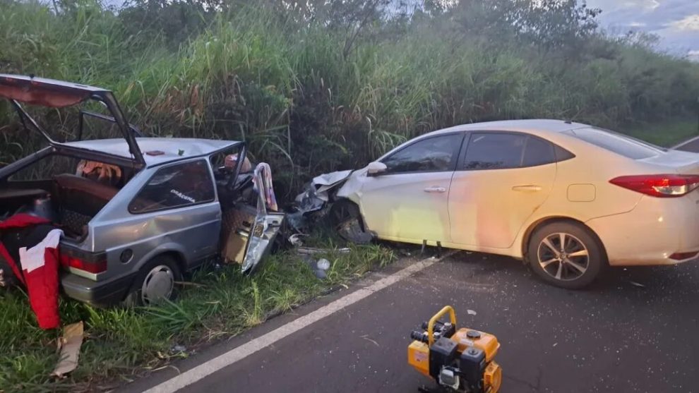 Imagens registram momento de colisão frontal que matou três pessoas na PR-340, na região
