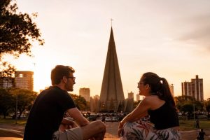 Maringá surpreende e lidera ranking nacional dos solteiros mais sociáveis; pesquisa revela onde ocorre a maioria dos dates