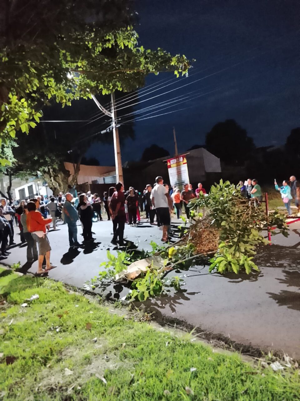 Moradores protestam contra Casa de Semiliberdade em Maringá; prefeitura se manifesta