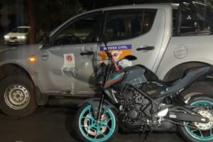 Motociclista fica ferido após acidente com carro da Defesa Civil em Maringá; vídeo