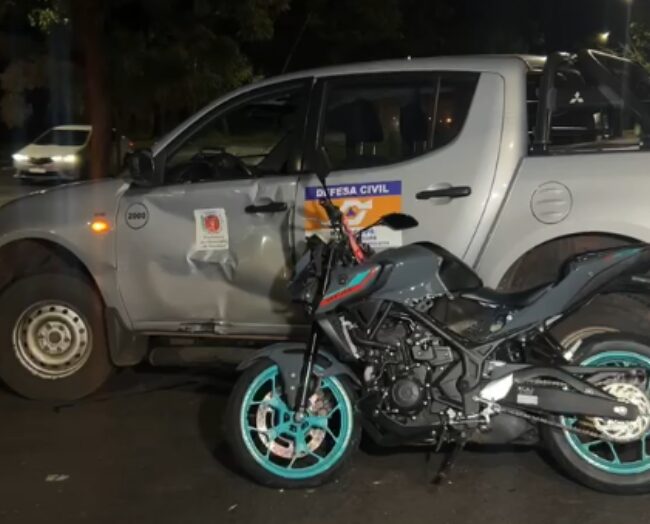 Motociclista fica ferido após acidente com carro da Defesa Civil em Maringá; vídeo