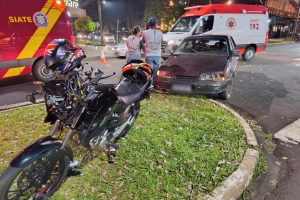 Motociclista fica gravemente ferido após carro invadir preferencial em avenida de Maringá