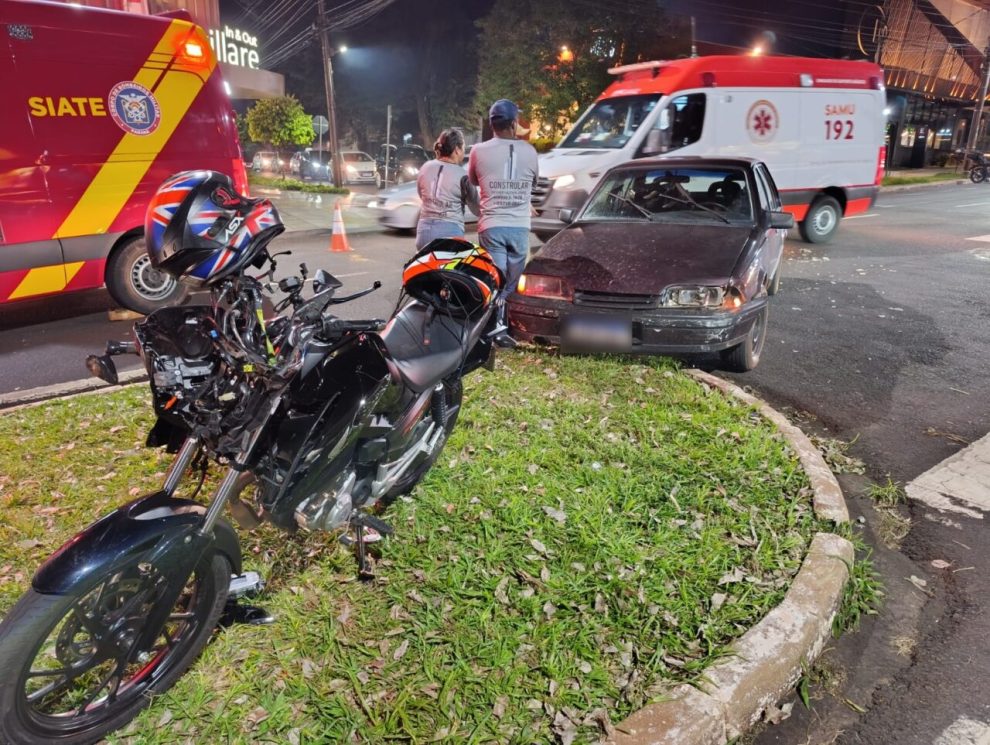 Motociclista fica gravemente ferido após carro invadir preferencial em avenida de Maringá