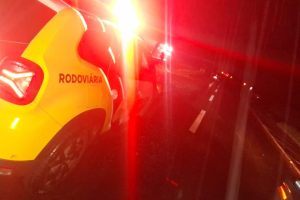Motociclista fica gravemente ferido após violenta batida com carro na PR-317, em Maringá; capacete ficou destruído