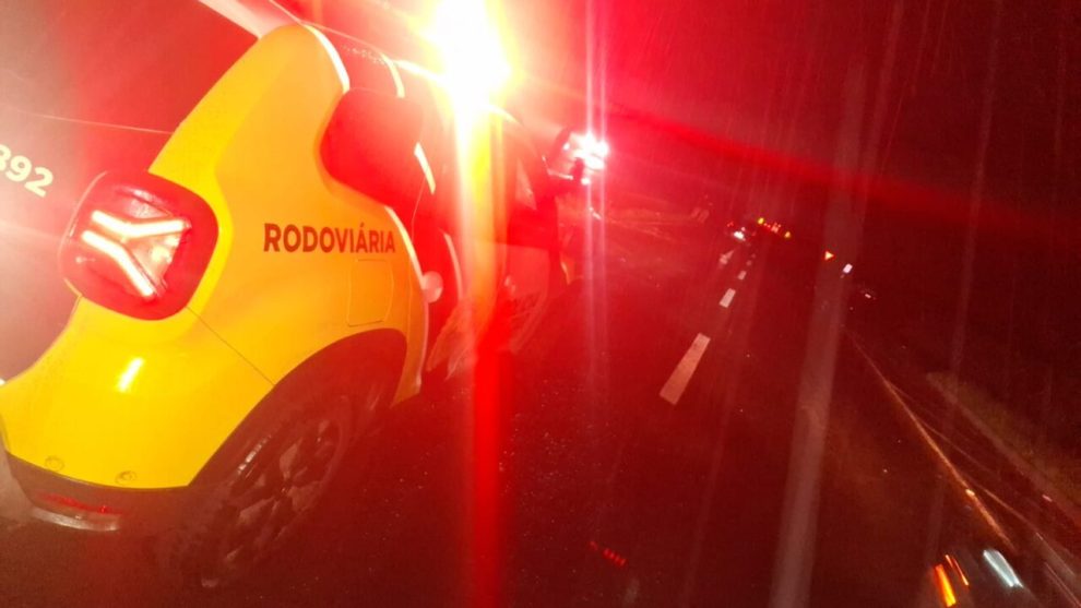 Motociclista fica gravemente ferido após violenta batida com carro na PR-317, em Maringá; capacete ficou destruído