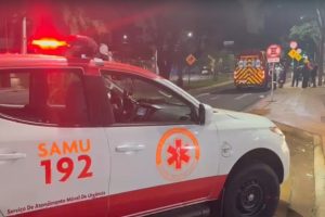 Motoentregador perde controle e bate violentamente contra placa de trânsito em Maringá