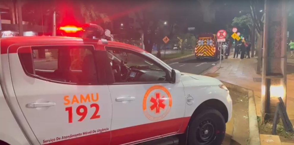 Motoentregador perde controle e bate violentamente contra placa de trânsito em Maringá