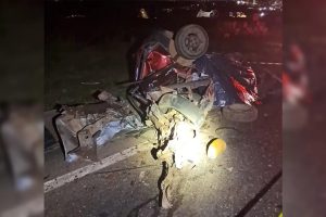 Motorista de 24 anos morre em colisão frontal com carreta na PR-092; carro ficou destruído
