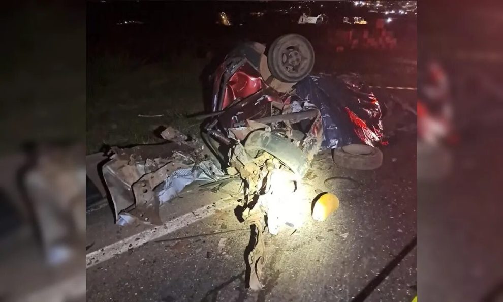 Motorista de 24 anos morre em colisão frontal com carreta na PR-092; carro ficou destruído