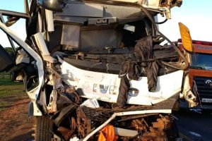 Motorista fica preso às ferragens em acidente na PR-317 e é levado em estado grave ao HU de Maringá