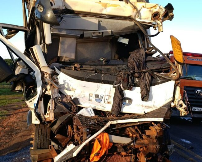 Motorista fica preso às ferragens em acidente na PR-317 e é levado em estado grave ao HU de Maringá