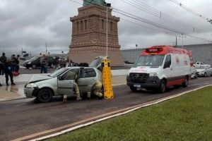 Motorista perde controle e bate violentamente contra poste em frente à megaloja da Havan em Maringá