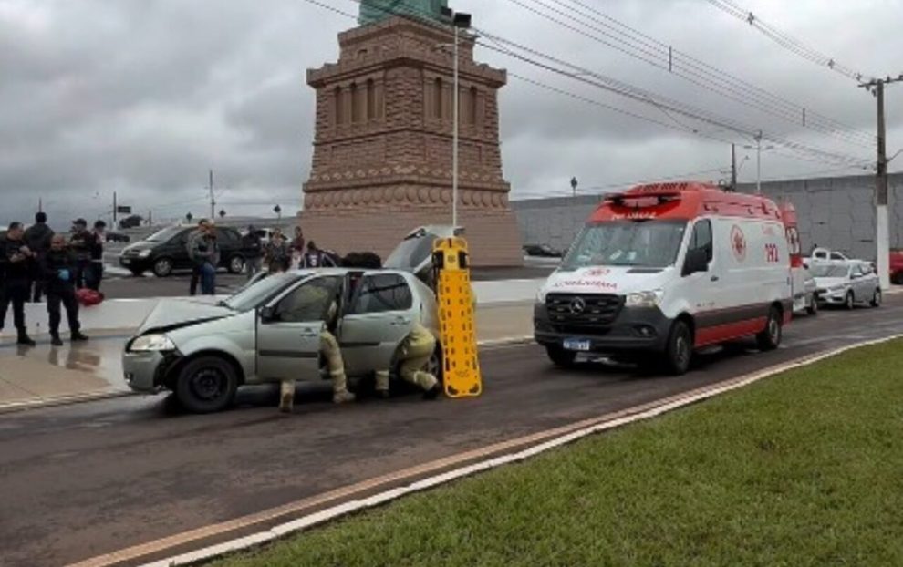 Motorista perde controle e bate violentamente contra poste em frente à megaloja da Havan em Maringá