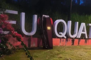 Mulher encontra caixão em frente a letreiro de cidade no Paraná; vídeo